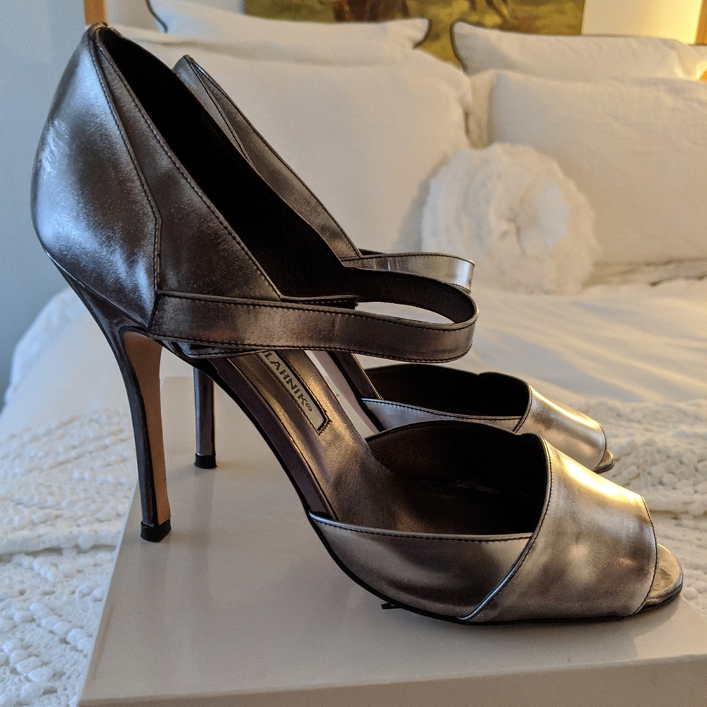 Manolo Blahnik Brijuni Patent Anthracite Mary Jane